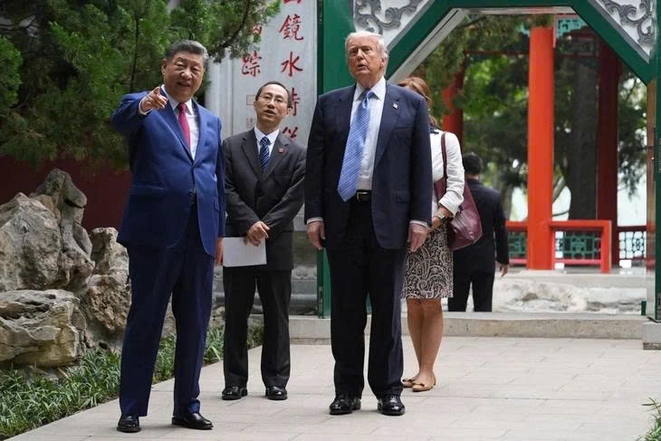 Tổng thống Mỹ Donald Trump được Chủ tịch Trung Quốc Tập Cận Bình chào đón tại khu vườn Trung Nam Hải ở Bắc Kinh - Ảnh: Reuters