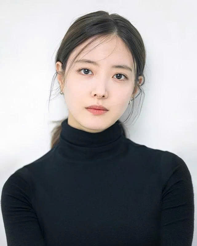 Nữ diễn viên Lee Se Young giành vị trí thứ tư nhờ những màn trình diễn được đánh giá cao trong các bộ phim truyền hình như The Red Sleeve and The Law Cafe.