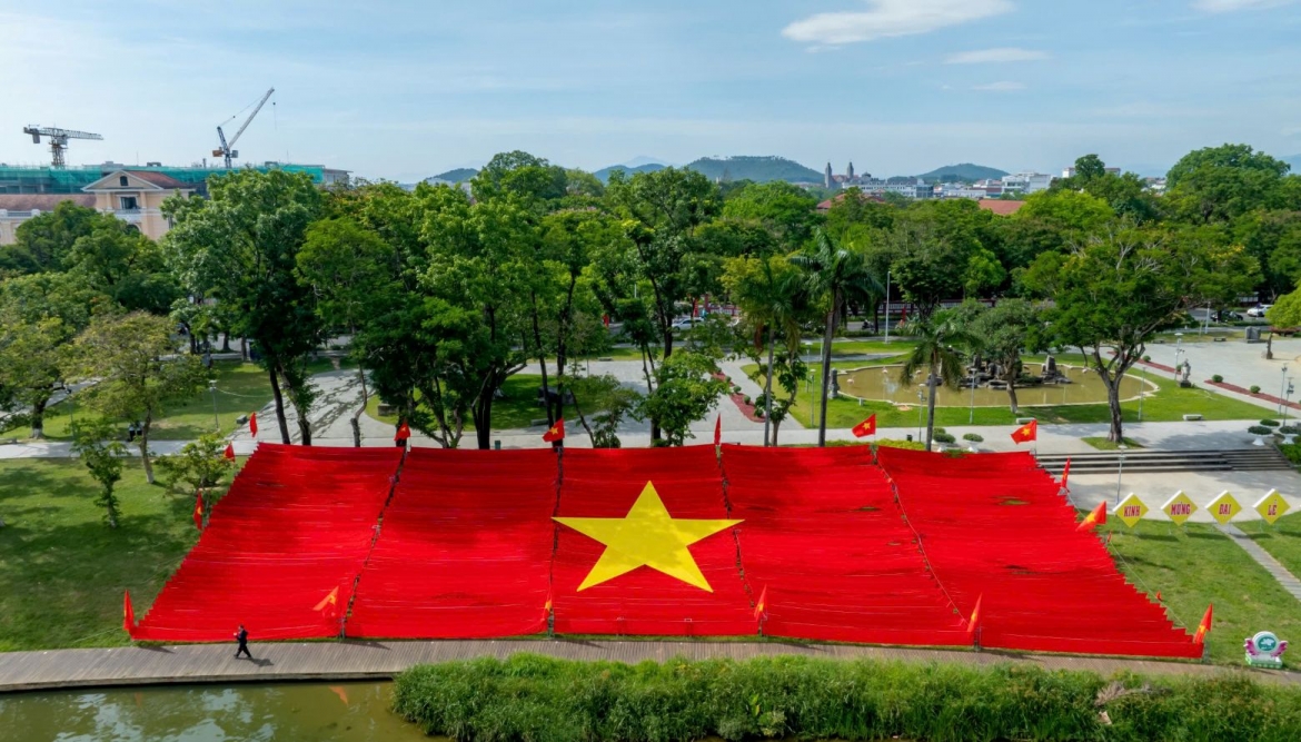 Bờ Nam sông Hương trong mùa Phật đản