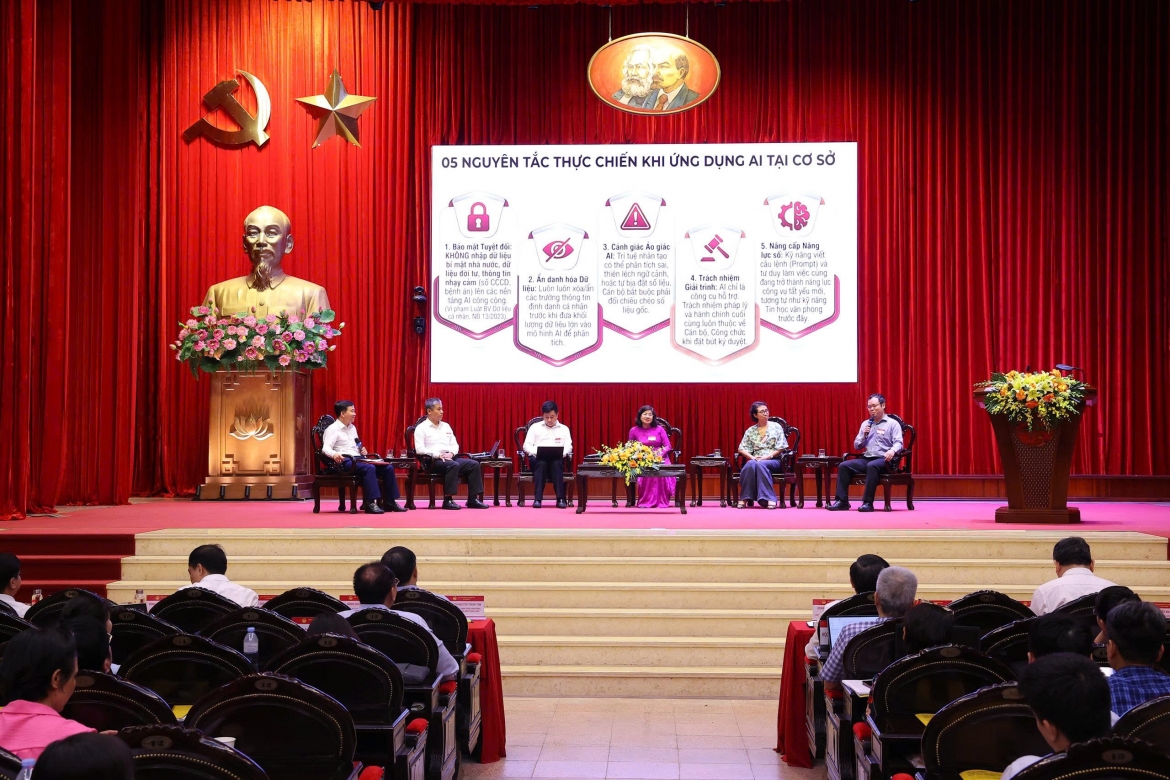Các giảng viên trao đổi kiến thức tại lớp học