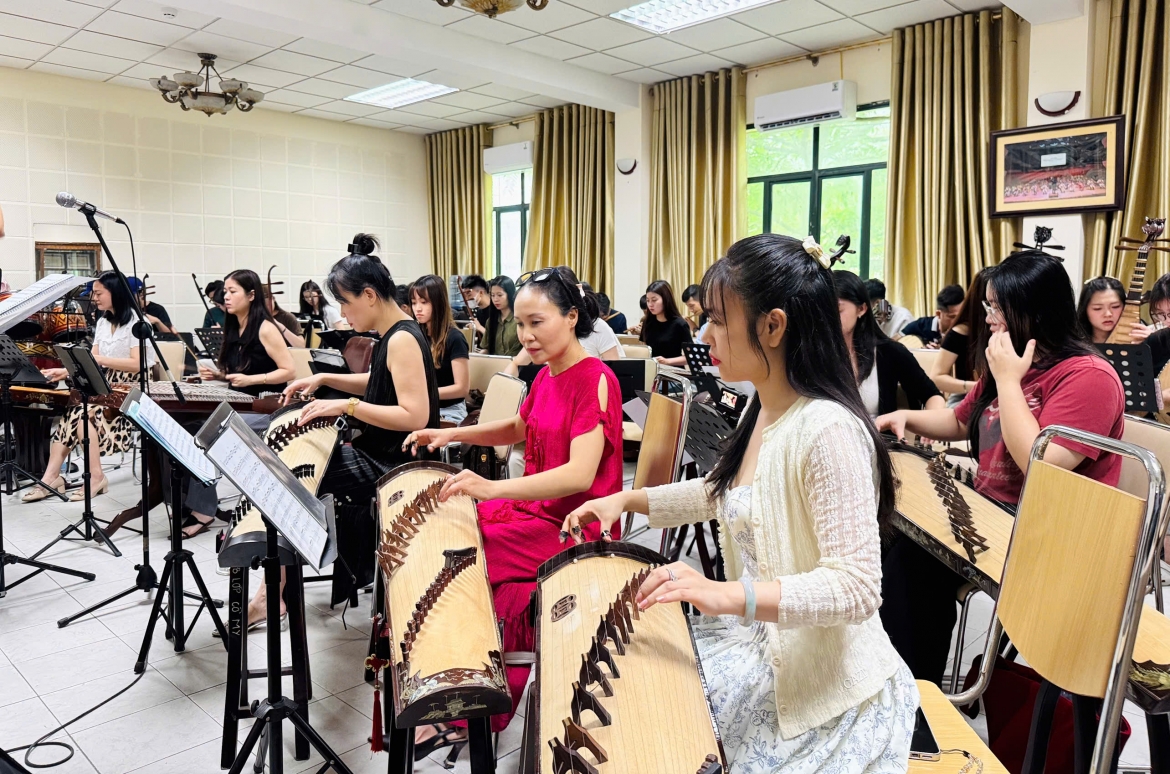 Các nghệ sĩ của Dàn nhạc Dân tộc Việt Nam