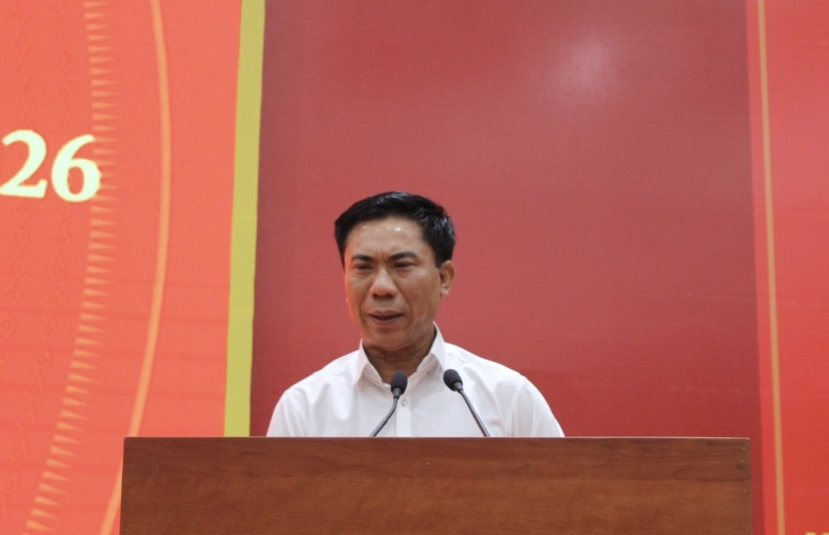 Ông Đoàn Văn Báu trình bày chuyên đề.