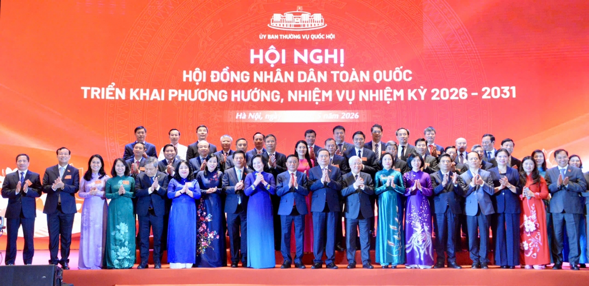 Các đại biểu chụp ảnh kỷ niệm với Chủ tịch Quốc hội.