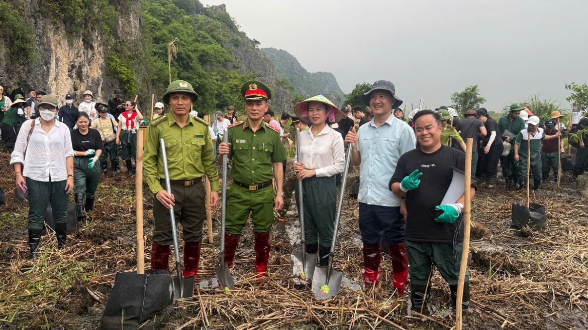 Lãnh đạo các ban ngành tham gia trồng rừng