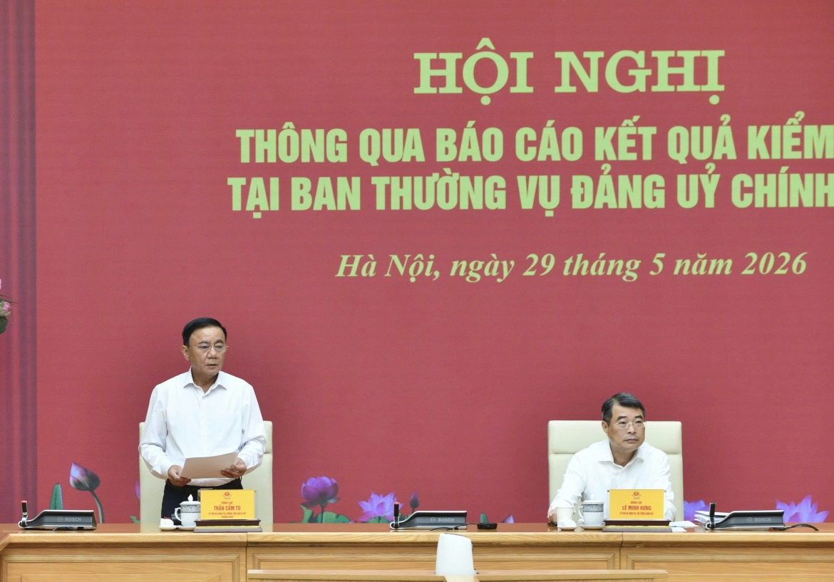 Đồng chí Trần Cẩm Tú, Ủy viên Bộ Chính trị, Thường trực Ban Bí thư, Trưởng đoàn Kiểm tra, giám sát số 12 của Bộ Chính trị, Ban Bí thư phát biểu tại hội nghị