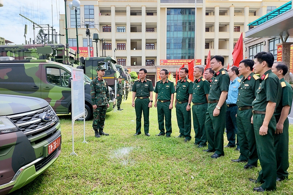 Các đại biểu tham quan khu trưng bày các phương tiện kỹ thuật tác chiến điện tử.