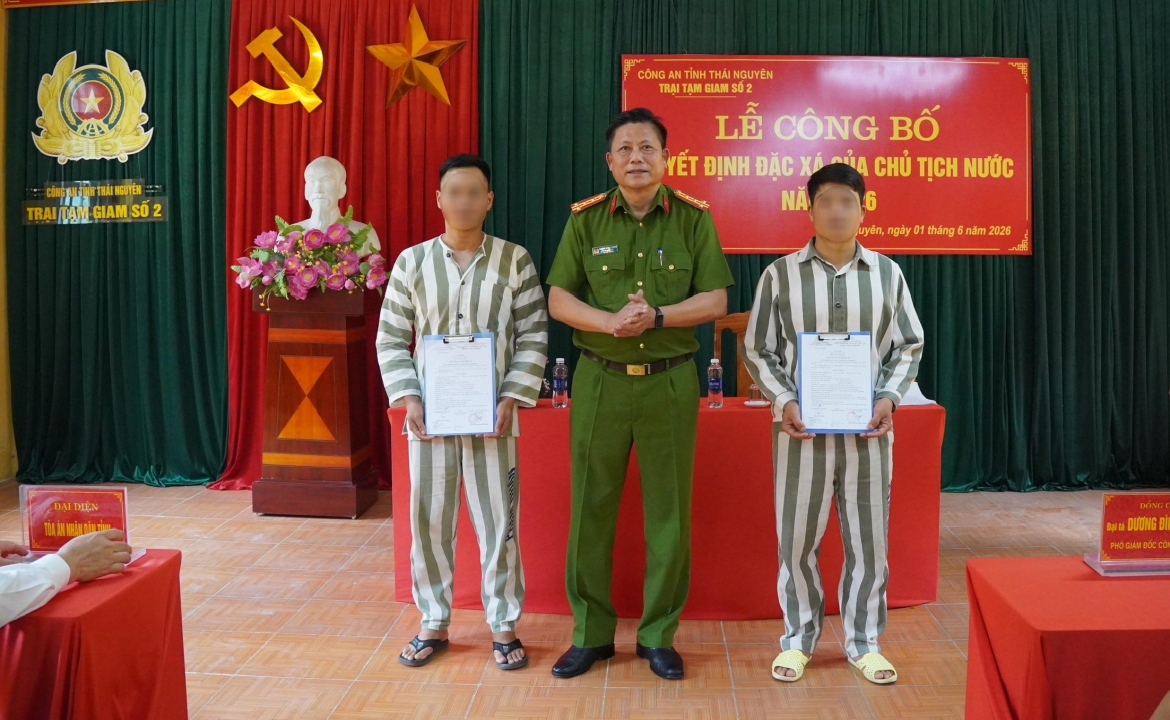 Đại tá Dương Đình Thành trao quyết định đặc xá cho các phạm nhân tại Trại Tạm giam số 2
