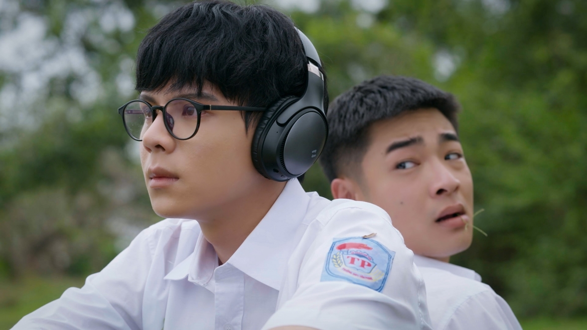 Những tập đầu của bộ phim Phía bên kia thành phố đang phát sóng trên VTV1 thu hút sự quan tâm của khán giả nhờ câu chuyện gần gũi về tuổi học trò và những vấn đề của đời sống học đường. Bên cạnh nội dung phim, diễn viên Thái Vũ cũng nhận được nhiều chú ý khi đảm nhận vai Khuê – cậu học sinh giỏi nhưng thường xuyên trở thành nạn nhân của những hành vi bắt nạt.