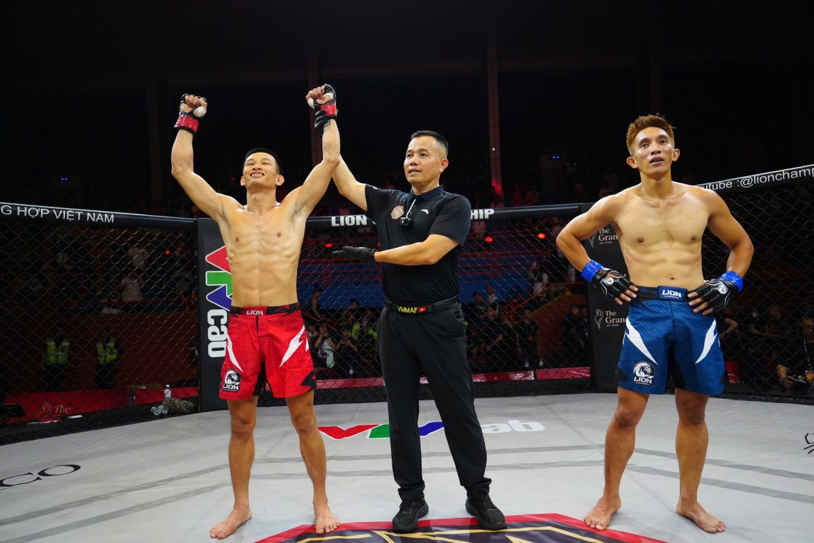 Khi trận đấu mới chỉ diễn ra được hơn 1 phút, Trường Sinh đã có pha ra đòn hiệu quả thẳng vào mạng sườn Eric Balacoa, qua đó giành chiến thắng bằng knock-out. 