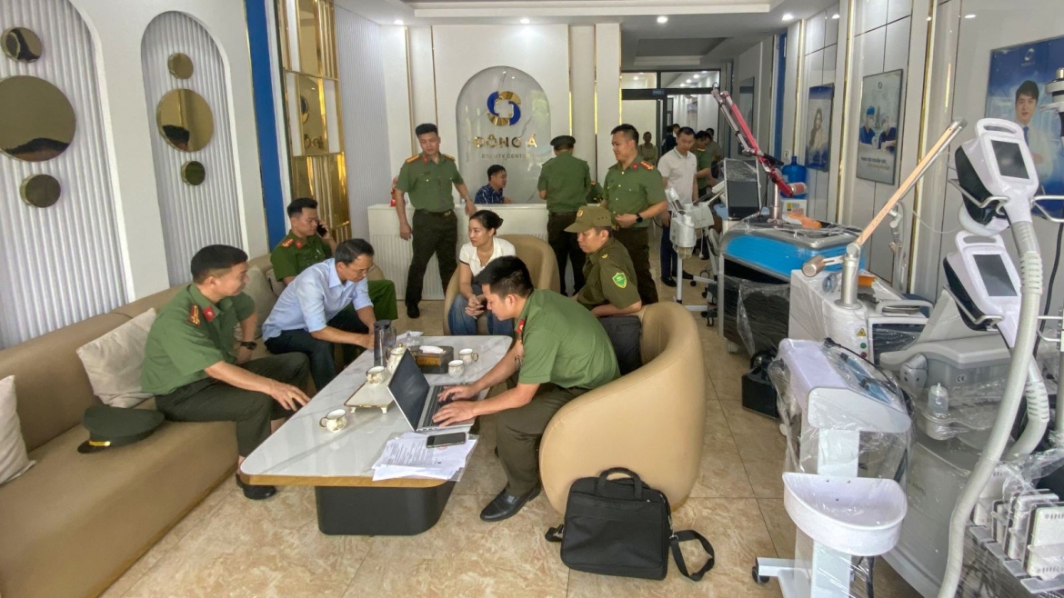 Lực lượng chức năng khám xét tại cơ sở Đông Á Beauty Center (phường Vĩnh Phúc, tỉnh Phú Thọ)