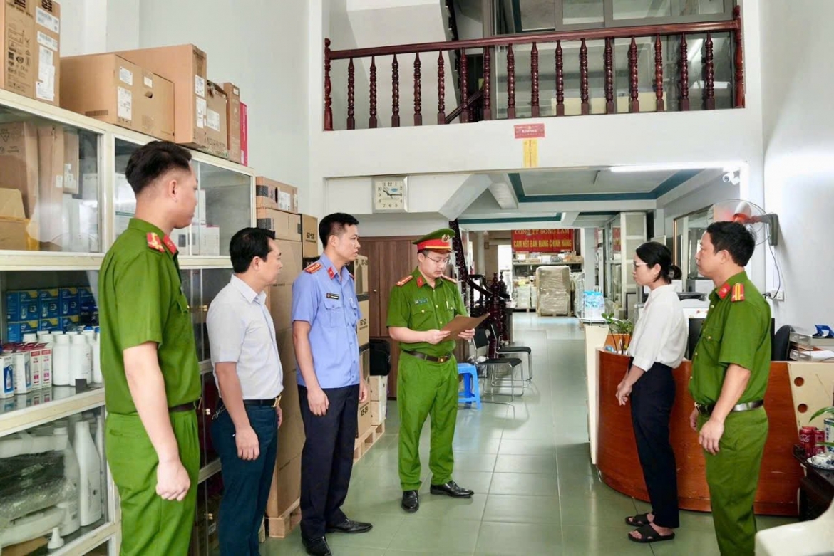 Cơ quan Cảnh sát điều tra đọc lệnh khám xét khẩn cấp nơi ở và nơi làm việc của Nguyễn Thị Thanh Huyền, Giám đốc Công ty TNHH Thương mại và Dịch vụ Sông Lam (Ảnh: Công an Phú Thọ)