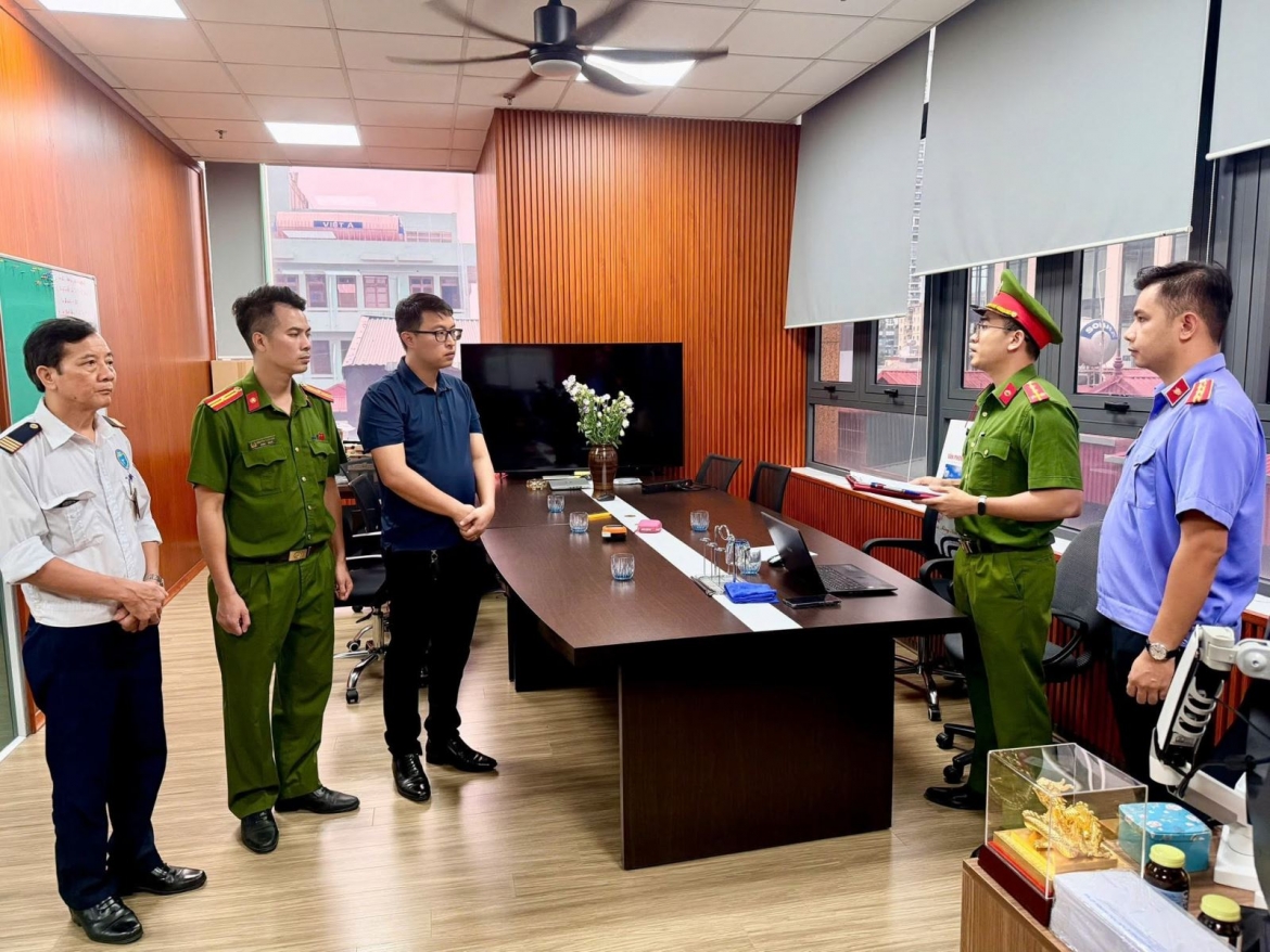 Cơ quan CSĐT Công an tỉnh Phú Thọ công bố Lệnh khám xét khẩn cấp nơi làm việc của Bùi Đắc Ánh Dương, Giám đốc Công ty Cổ phần hệ thống thông tin ATHENA Việt Nam (Ảnh: Công an tỉnh Phú Thọ)