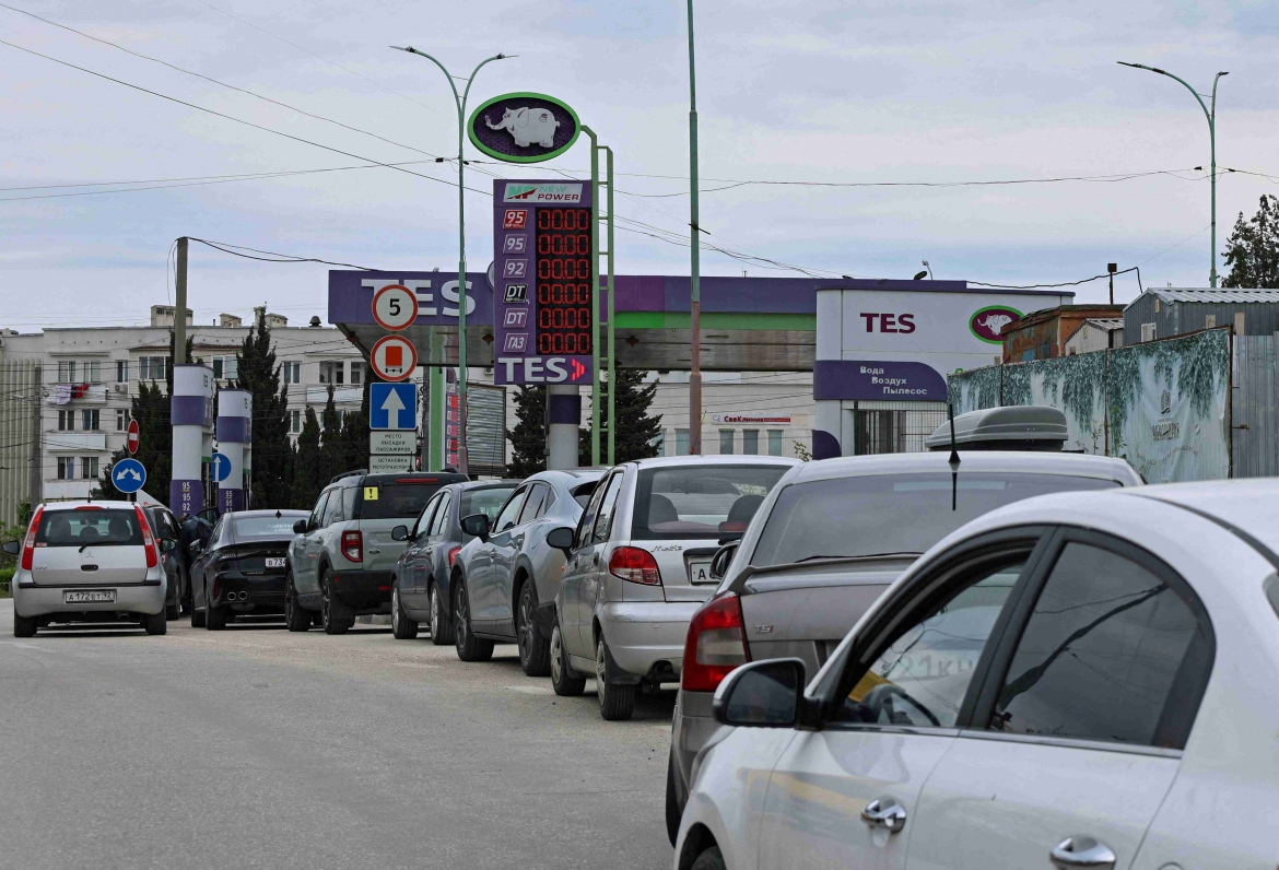 Ô tô xếp hàng dài chờ đổ xăng tại một cây xăng ở Sevastopol, Crimea hôm 1/6 sau khi chính quyền hạn chế bán nhiên liệu (Ảnh: Reuters)