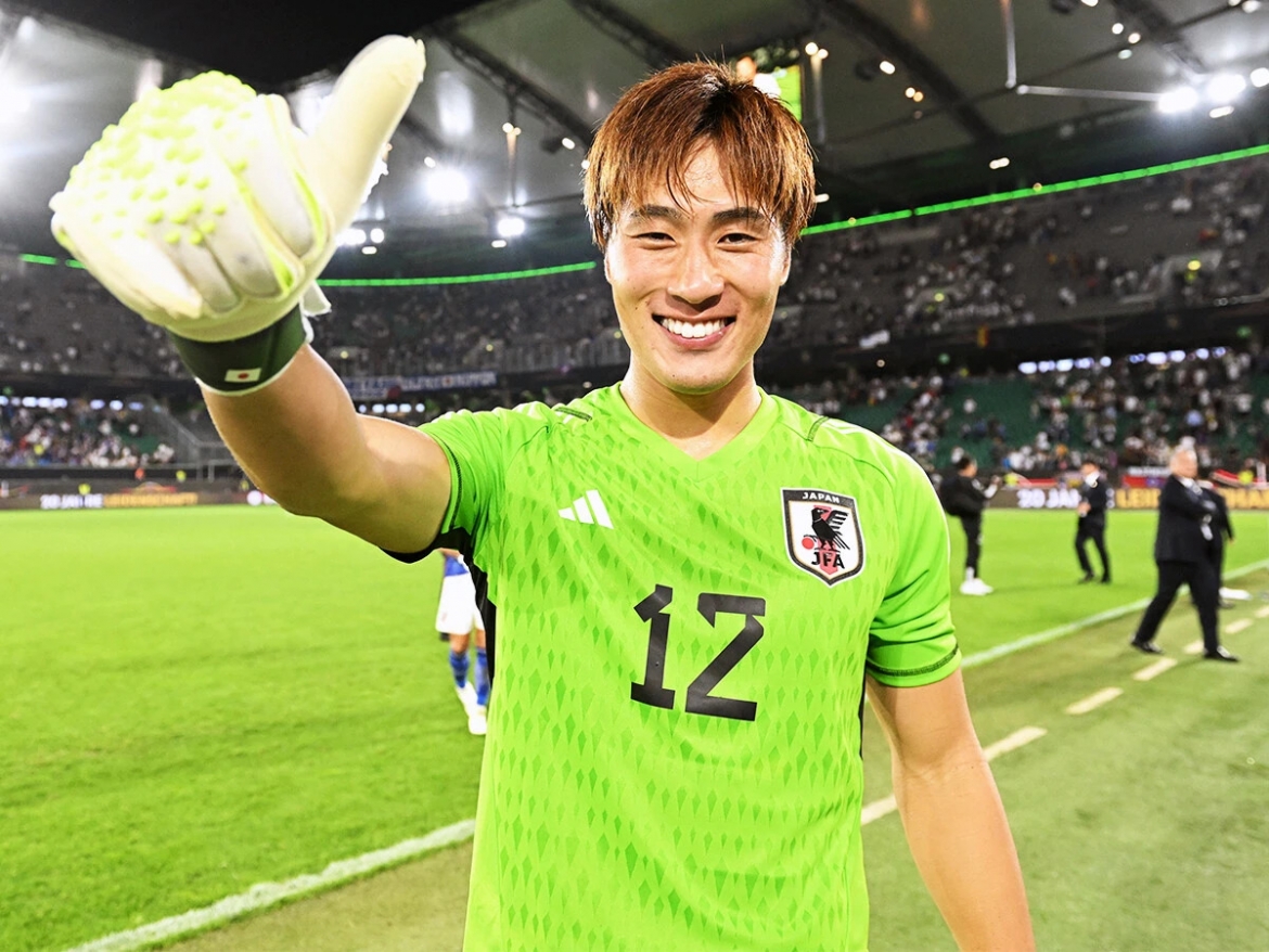 Thủ môn Keisuke Ōsako (số 12 - Sanfrecce Hiroshima). 