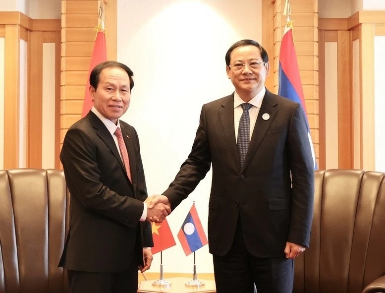 Phó Thủ tướng Lê Tiến Châu gặp Thủ tướng Lào Sonexay Siphandone. (Ảnh: VGP)