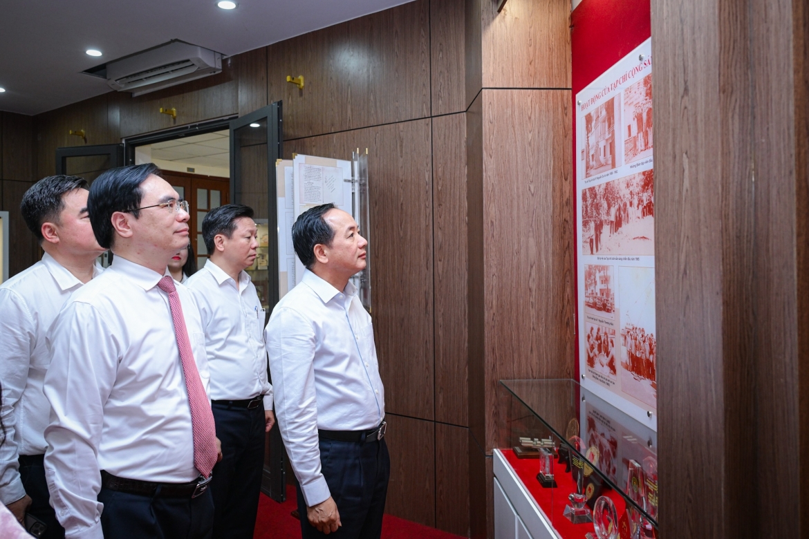 Tổng Biên tập Dương Trung Ý giới thiệu về Tạp chí Cộng sản với Trưởng Ban Tuyên giáo và Dân vận Trung Trịnh Văn Quyết