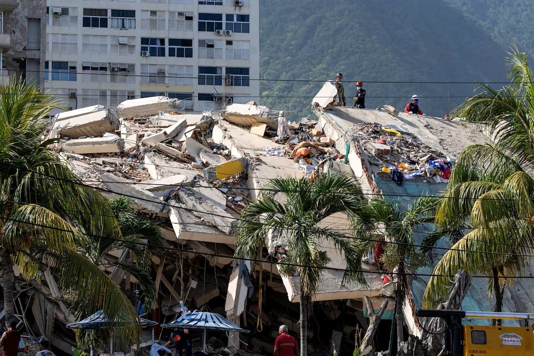 Số liệu cập nhật của Chính phủ Venezuela cho biết, đến cuối ngày 27/6 (theo giờ địa phương), số người thiệt mạng trong trận động đất kép hôm 24/6 đã vượt quá con số 1.400 và dự kiến sẽ còn tăng. Trong ảnh, thiệt hại về hạ tầng tại trại căn cứ của Trung đoàn Huấn luyện và Can thiệp An ninh Dân sự Pháp (UIISC 7), khu phức hợp Karting La Guaira ở thị trấn Caraballeda, bang La Guaira, Venezuela.