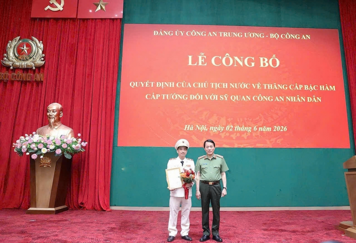 Đại tướng Lương Tam Quang, Ủy viên Bộ Chính trị, Bí thư Đảng ủy Công an Trung ương, Bộ trưởng Bộ Công an Thừa ủy quyền của Chủ tịch nước trao quyết định phong cấp bậc hàm cho Thiếu tướng Nguyễn Minh Tuấn, Giám đốc Công an tỉnh Sơn La