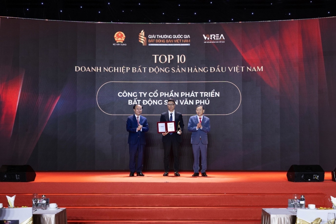 Đại diện Văn Phú nhận giải "Top 10 doanh nghiệp Bất động sản hàng đầu Việt Nam"