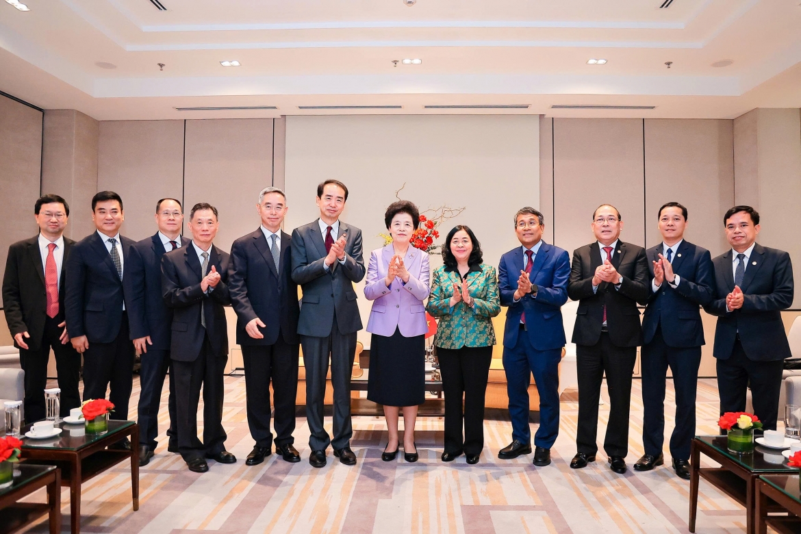 Bà Bùi Thị Minh Hoài - Ủy viên Bộ Chính trị, Bí thư Trung ương Đảng, Chủ tịch Ủy ban Trung ương Mặt trận Tổ quốc Việt Nam chụp ảnh lưu niệm với bà Hàm Huy, Phó Chủ tịch Chính hiệp toàn quốc Trung Quốc