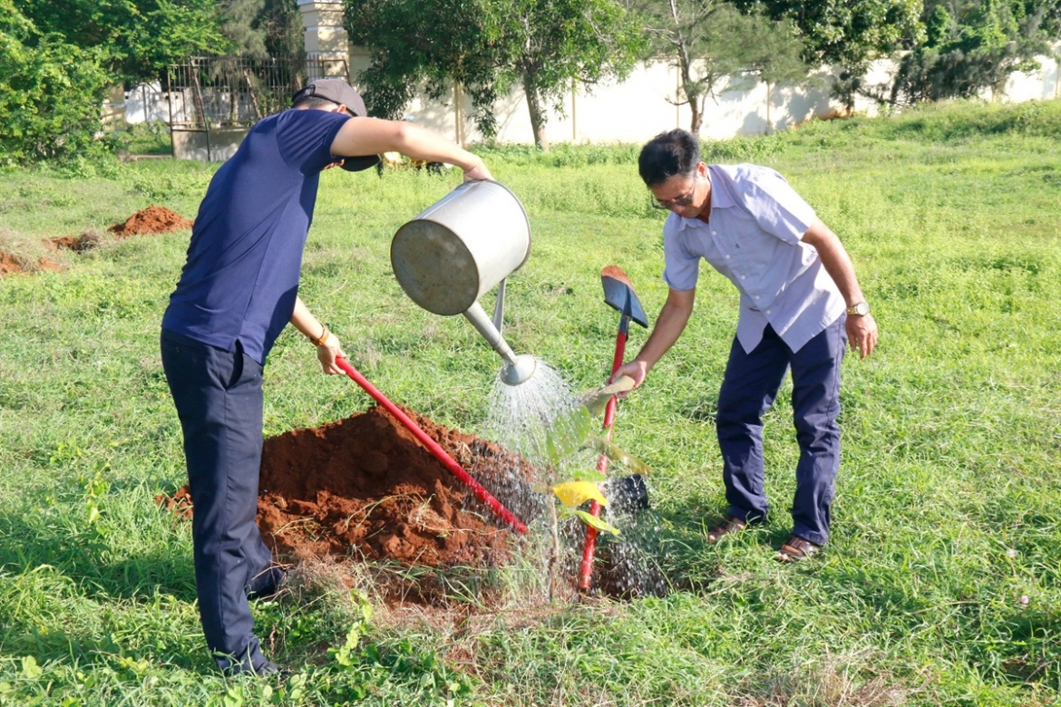 Các đại biểu tham gia hoạt động trồng cây xanh. Ảnh: B.H