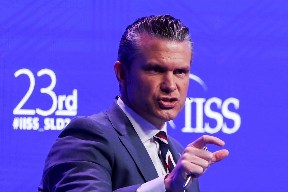 Bộ trưởng Quốc phòng Mỹ Pete Hegseth phát biểu tại Đối thoại Shangri La 2026 (Ảnh: Reuters)