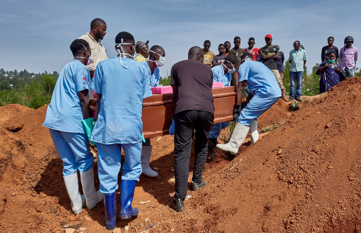 Các nhân viên Hội Chữ thập đỏ khiêng quan tài của một người tử vong do virus Ebola trước lễ mai táng tại nghĩa trang Nyamurongo ở thành phố Bunia, tỉnh Ituri, Cộng hòa Dân chủ Congo ngày 10/6.