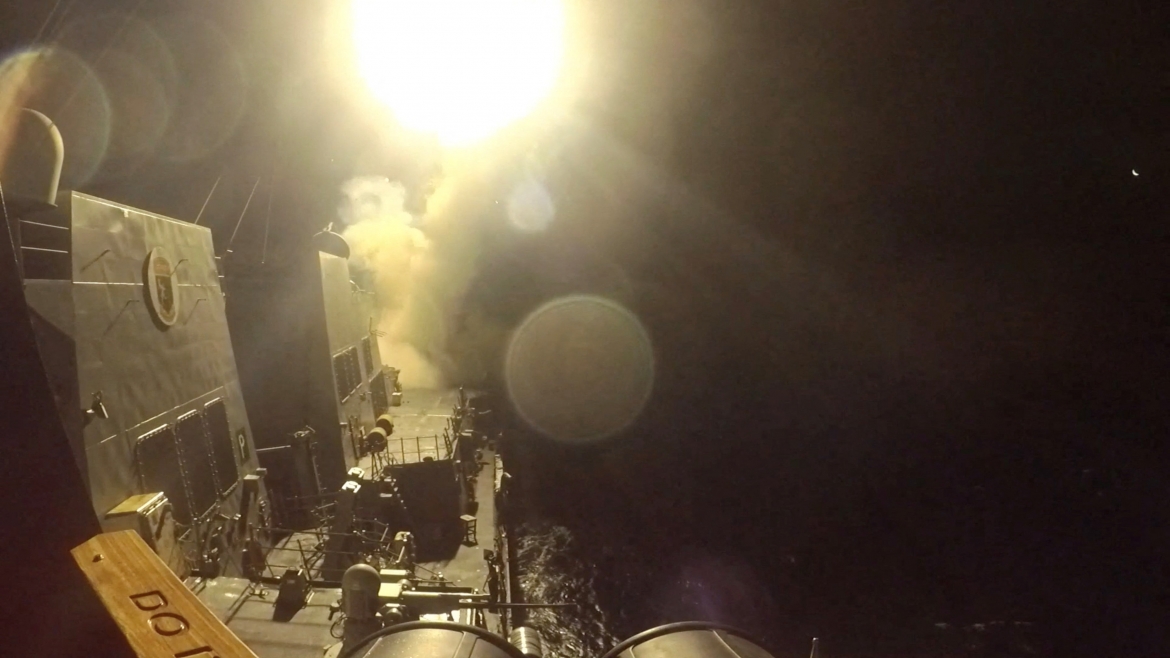 Tên lửa Tomahawk phóng đi từ tàu khu trục USS Michael Murphy nhằm vào các địa điểm tại Iran rạng sáng 11/6 (Ảnh: Reuters)