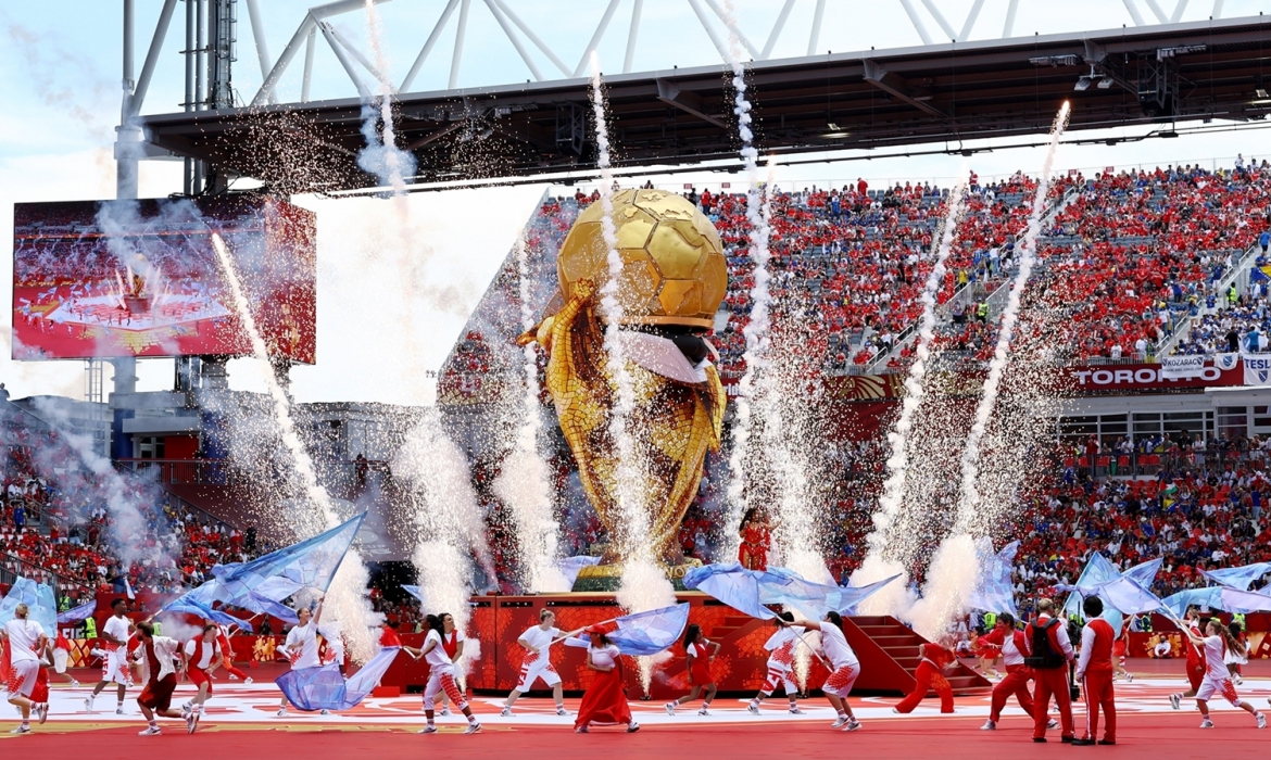 Biểu tượng cúp vàng World Cup trong lễ khai mạc. (Ảnh: Reuters)