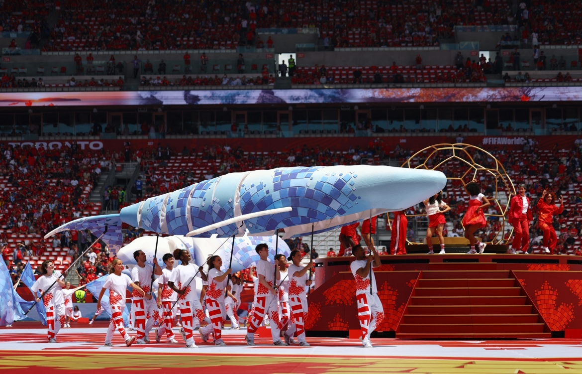 Mô hình cá voi trong màn trình diễn. (Ảnh: Reuters)
