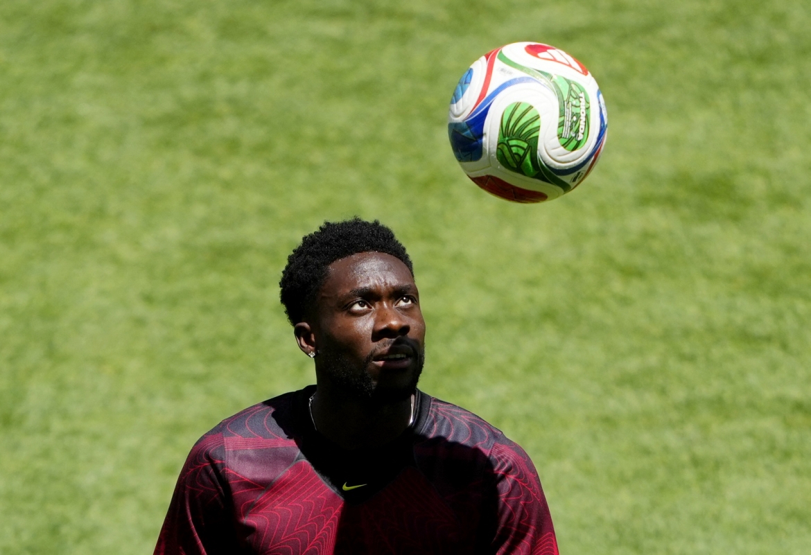 Ngôi sao số 1 của Canada là Alphonso Davies cũng không thể đá chính vì chấn thương. (Ảnh: Reuters)
