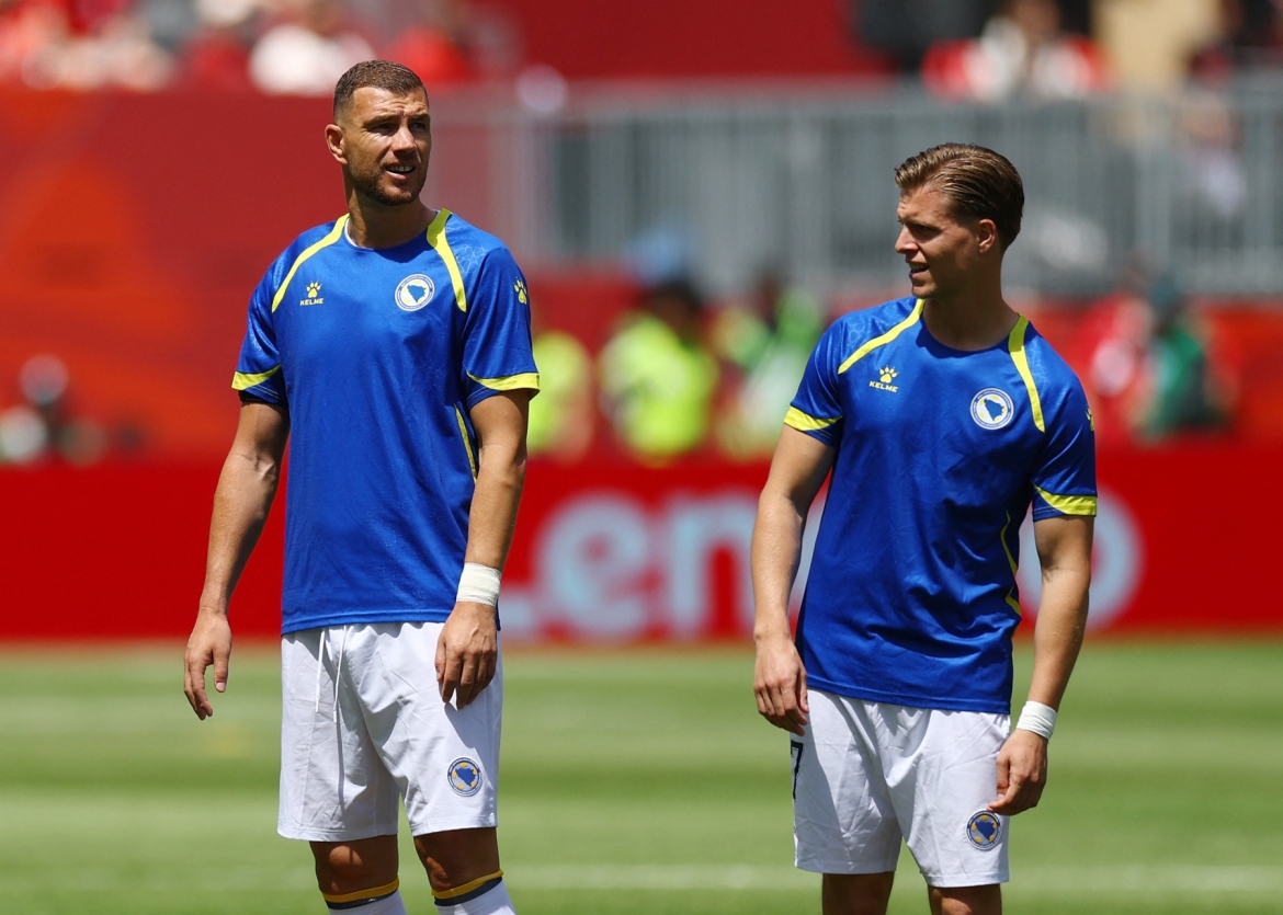 Ngôi sao nổi tiếng nhất của Bosnia là tiền đạo Edin Dzeko chỉ ngồi dự bị ở trận này. (Ảnh: Reuters)