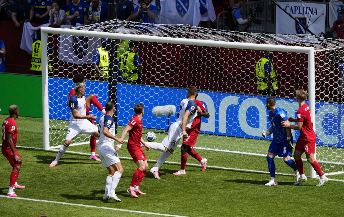 Tình huống mở tỷ số của Bosnia. (Ảnh: Reuters)