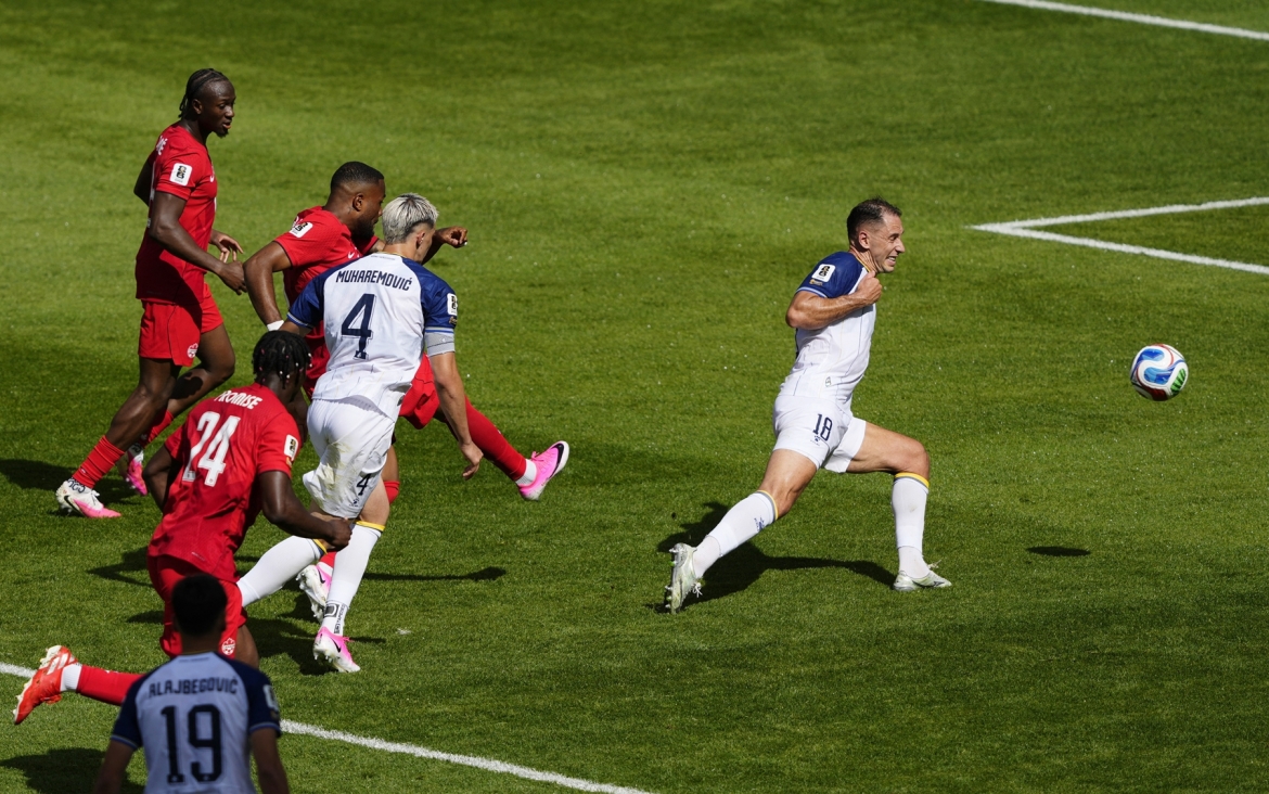 Larin tung cú sút thành bàn. (Ảnh: Reuters)