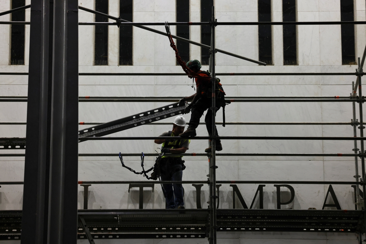 Ông Trump, trong bối cảnh không hài lòng với phán quyết yêu cầu gỡ tên mình khỏi tòa nhà, cho biết sẽ chuyển quyền quản lý Trung tâm Kennedy cho Quốc hội Mỹ và thậm chí gợi ý rằng cơ sở này có thể phải đóng cửa hoàn toàn do những lo ngại về an toàn công cộng.