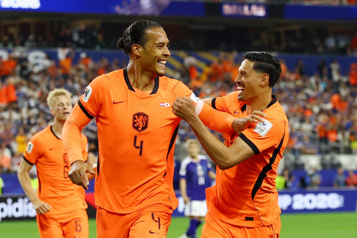 Van Dijk đưa Hà Lan vượt lên dẫn trước Nhật Bản. (Ảnh: Reuters)
