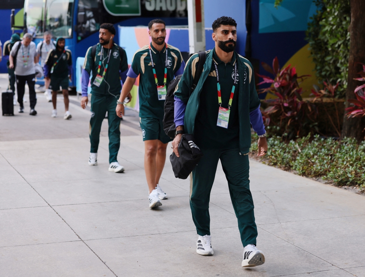 Các cầu thủ Saudi Arabia tới sân Miami. (Ảnh: Reuters)