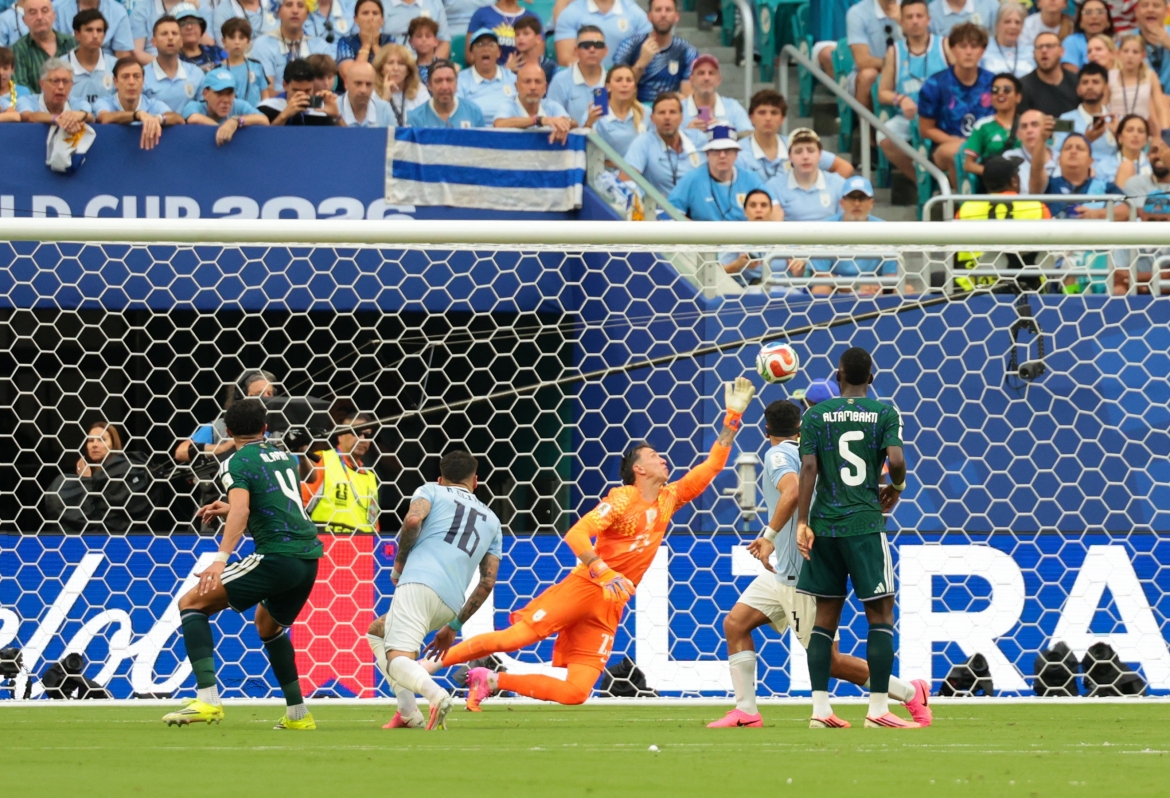 Thủ môn Muslera cản phá cú dứt điểm của Al-Amri. (Ảnh: Reuters)