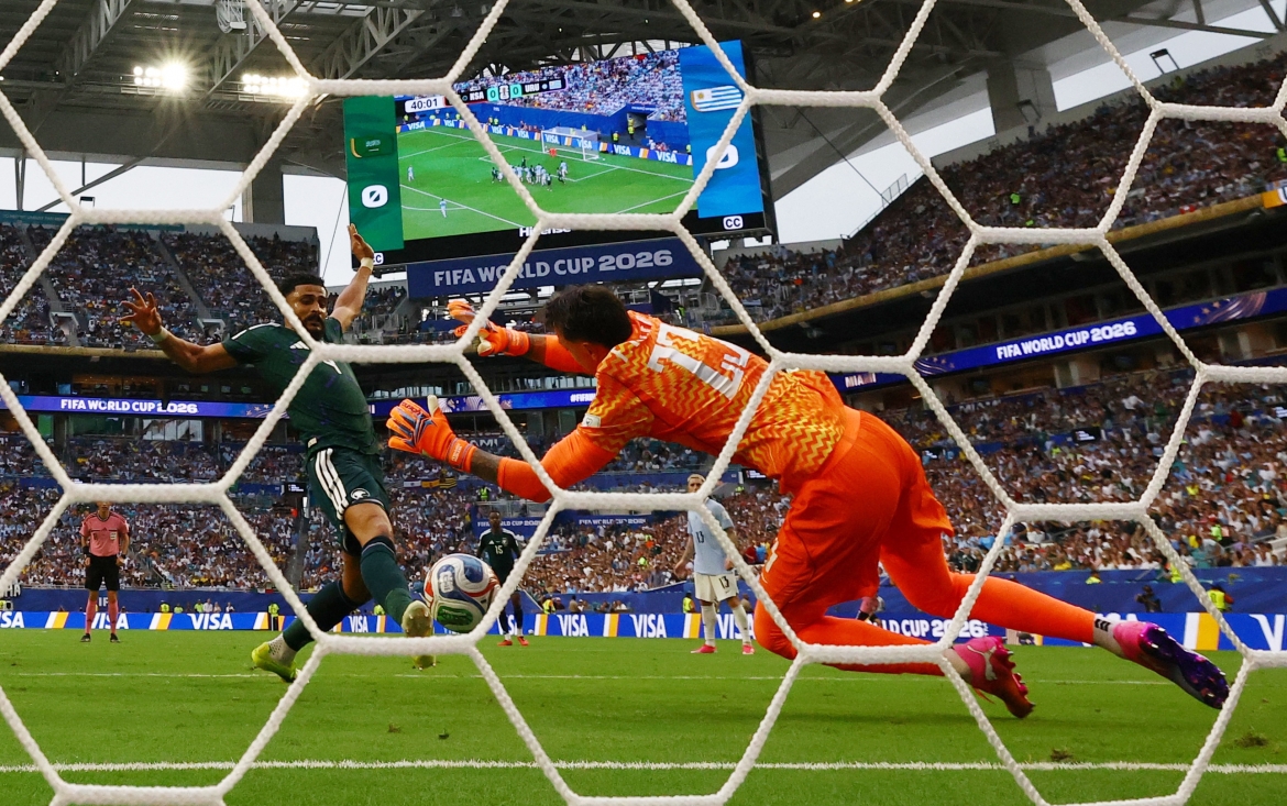 Al-Amri sút bồi tung lưới Uruguay sau khi thủ môn Muslera cản phá cú đánh đầu của Al-Tambakti. (Ảnh: Reuters)