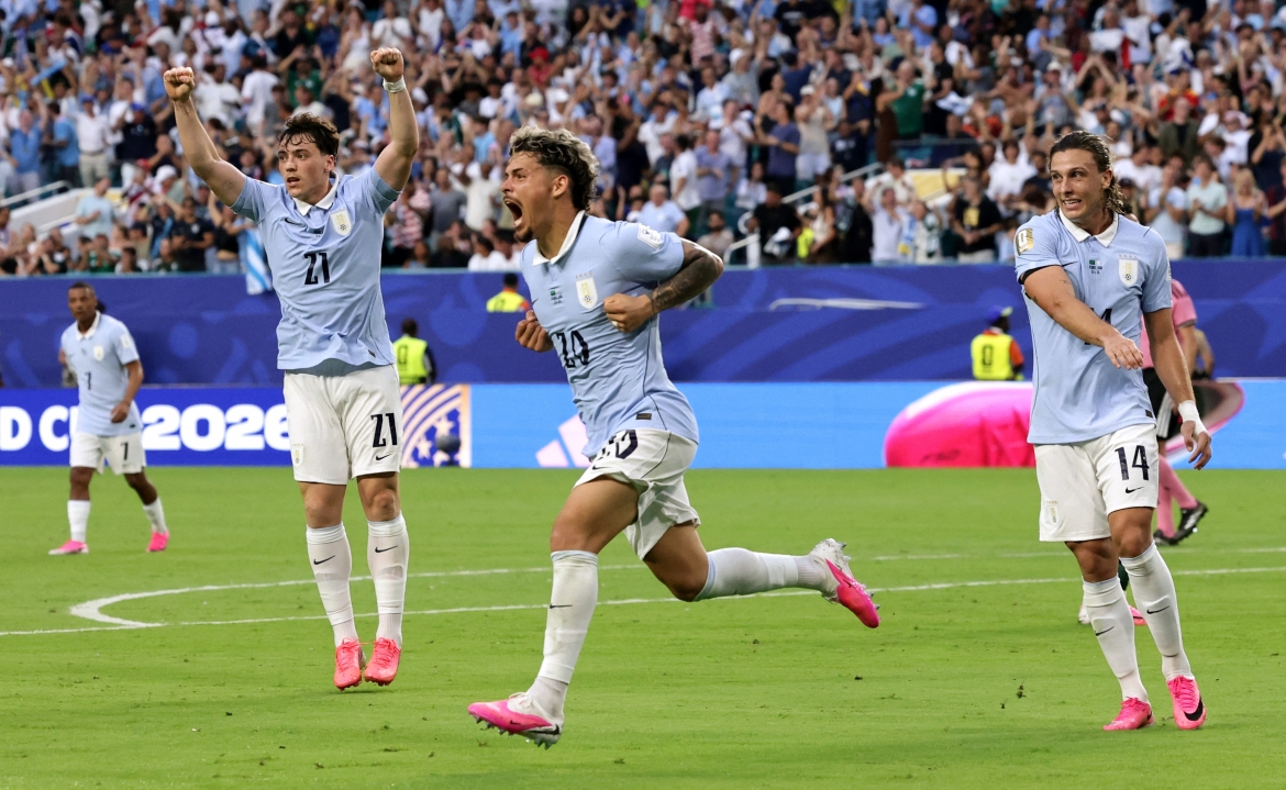 Araujo gỡ hòa 1-1 cho Uruguay ở phút 80. (Ảnh: Reuters)