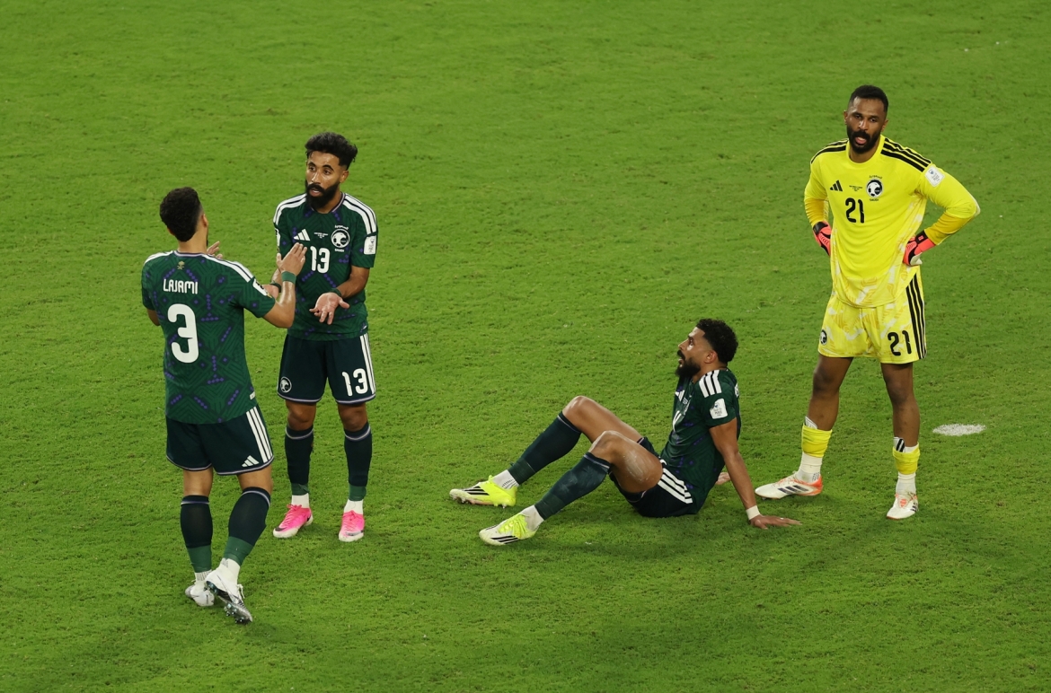 Các cầu thủ Saudi Arabia đã dốc hết sức lực để có điểm trước Uruguay. (Ảnh: Reuters)