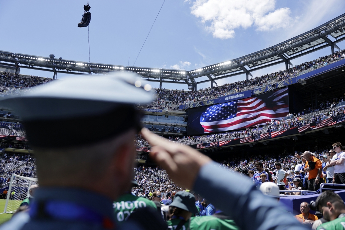 Bầu không khí đầy cảm xúc trên sân vận động New York New Jersey. (Ảnh: Reuters)