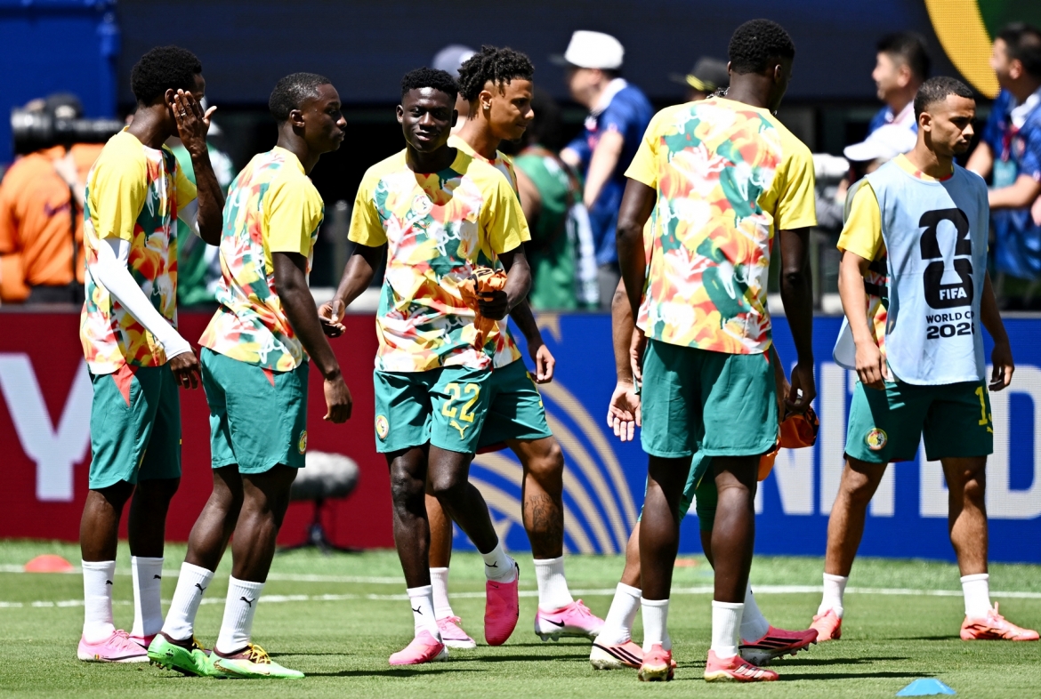 Các cầu thủ Senegal khởi động. (Ảnh: Reuters)