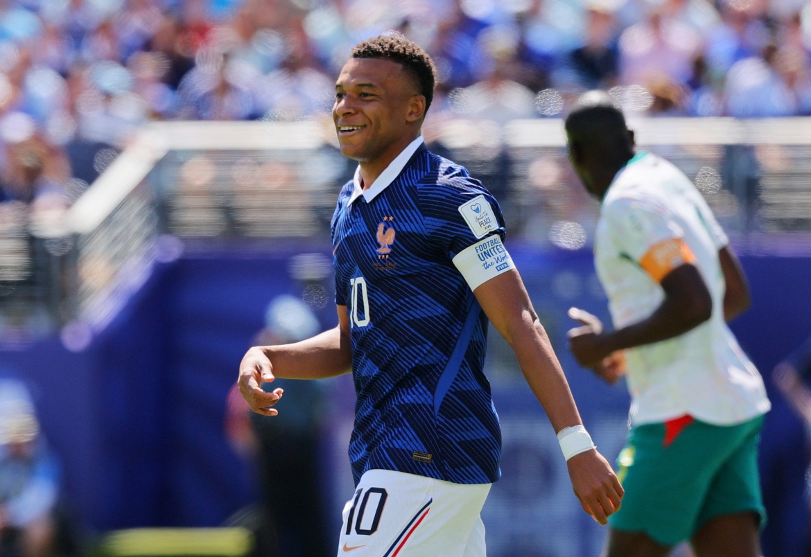 Mbappe chưa thể tạo ra khác biệt trên hàng tiền đạo Pháp. (Ảnh: Reuters)