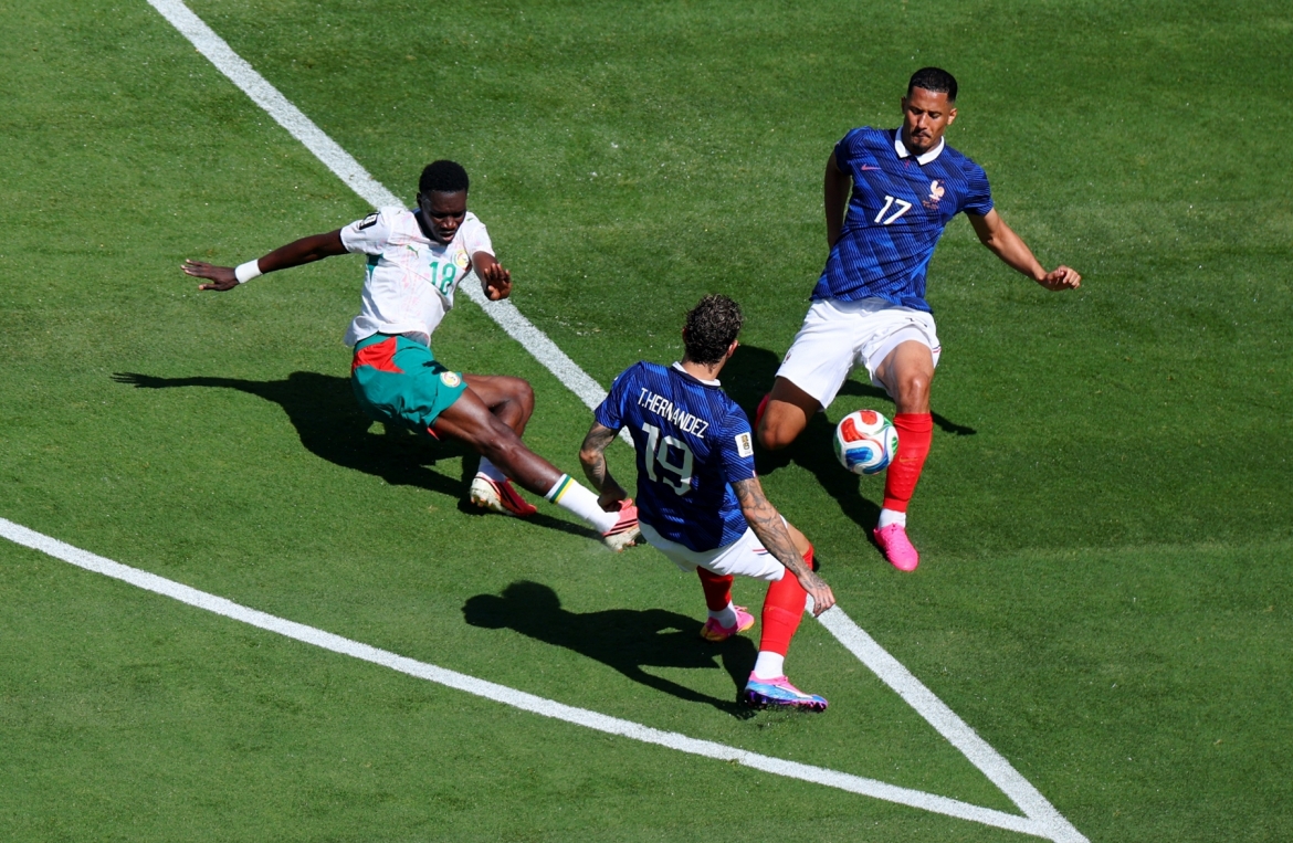 Ismaila Sarr sút bóng vọt xà ngang. (Ảnh: Reuters)
