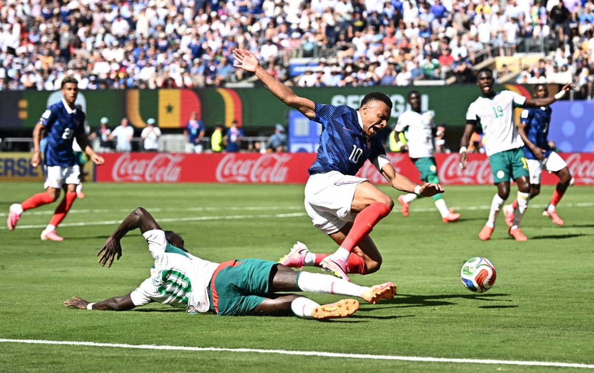 Tình huống tranh chấp giữa Mane và Mbappe. (Ảnh: Reuters)
