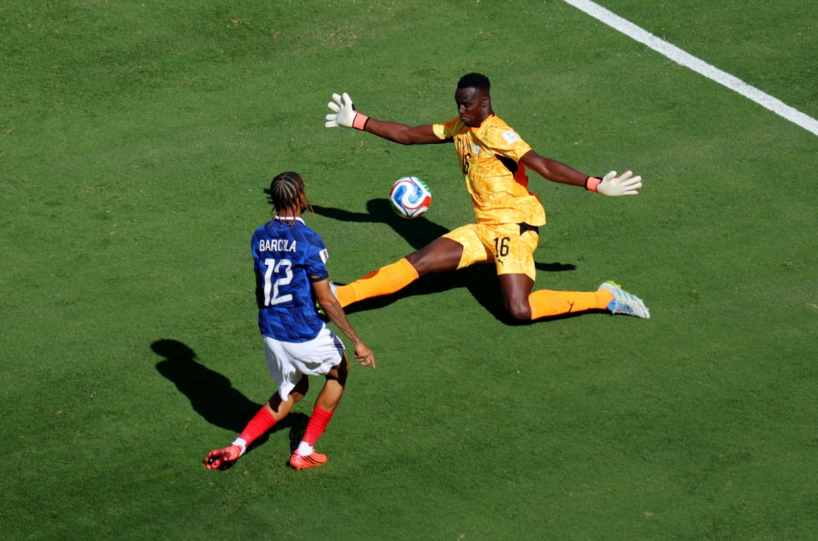 Barcola hạ gục thủ môn Mendy trong pha đối mặt. (Ảnh: Reuters)