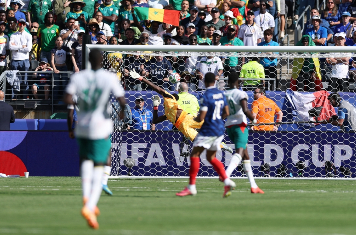 Cú sút xa của Mbappe đưa trái bóng găm thẳng vào góc cao. (Ảnh: Reuters)