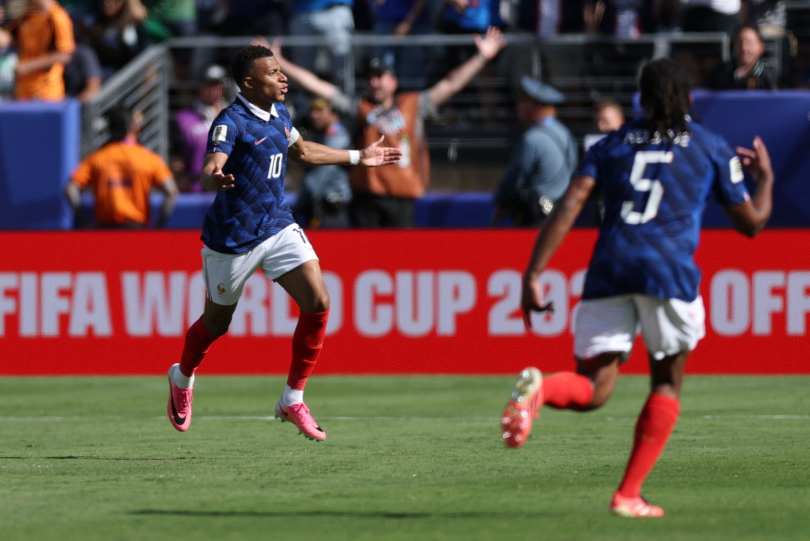 Mbappe lập cú đúp vào lưới Senegal. (Ảnh: Reuters)