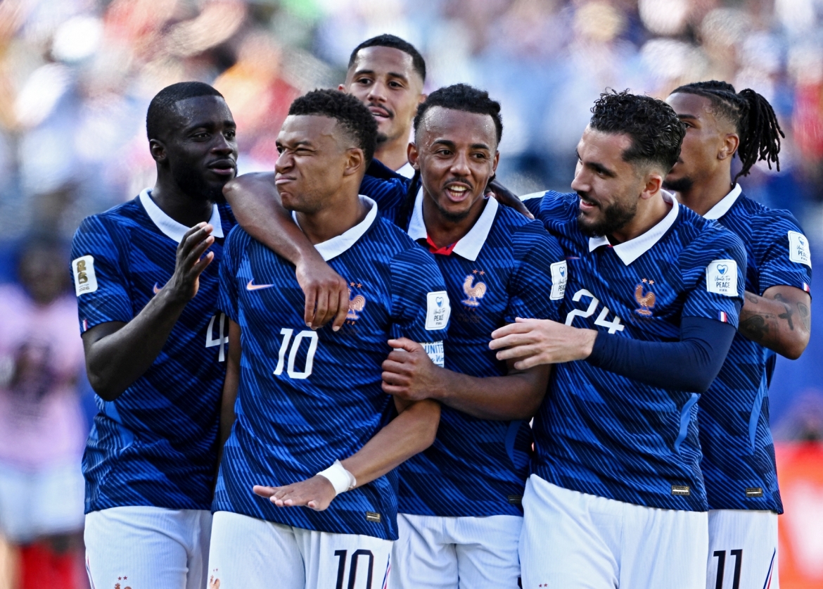 Pháp lập tức đáp trả với bàn ấn định chiến thắng 3-1 nhờ siêu phẩm của Mbappe. (Ảnh: Reuters)